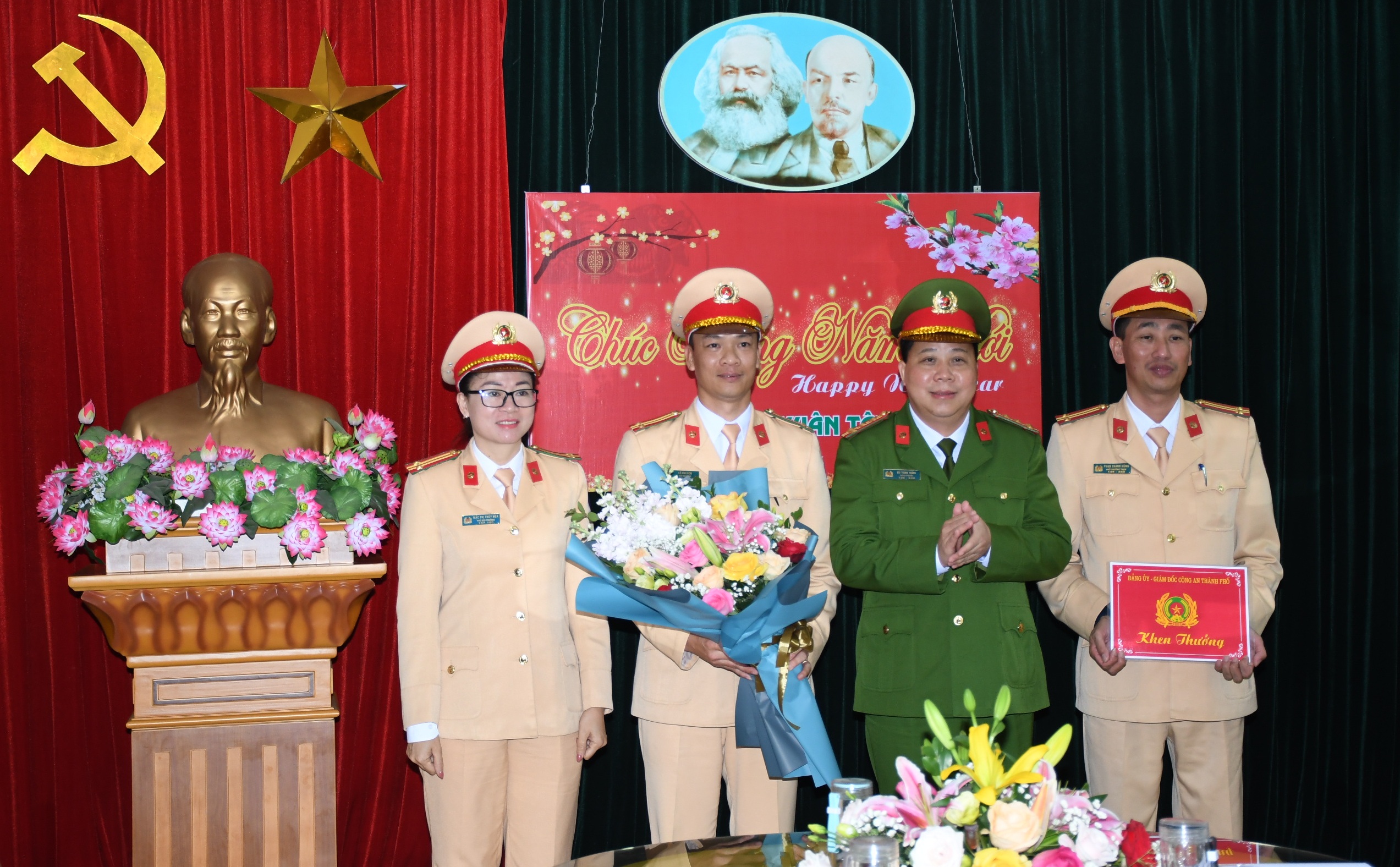 Khen thưởng đột xuất Đội CSGT số 2 (Phòng CSGT đường bộ - đường sắt)